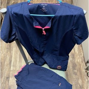 Women’s Koi Lite medium scrub set
